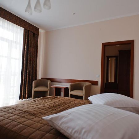Karpaty Hotel คุสท์ ภายนอก รูปภาพ