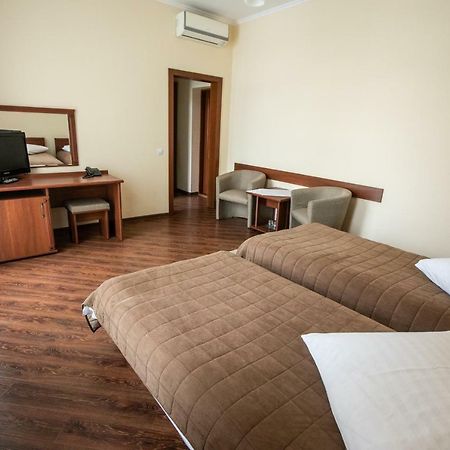 Karpaty Hotel คุสท์ ภายนอก รูปภาพ