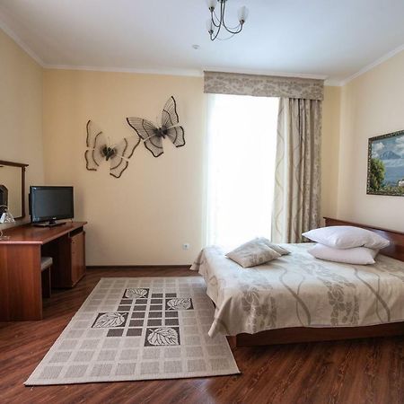 Karpaty Hotel คุสท์ ภายนอก รูปภาพ