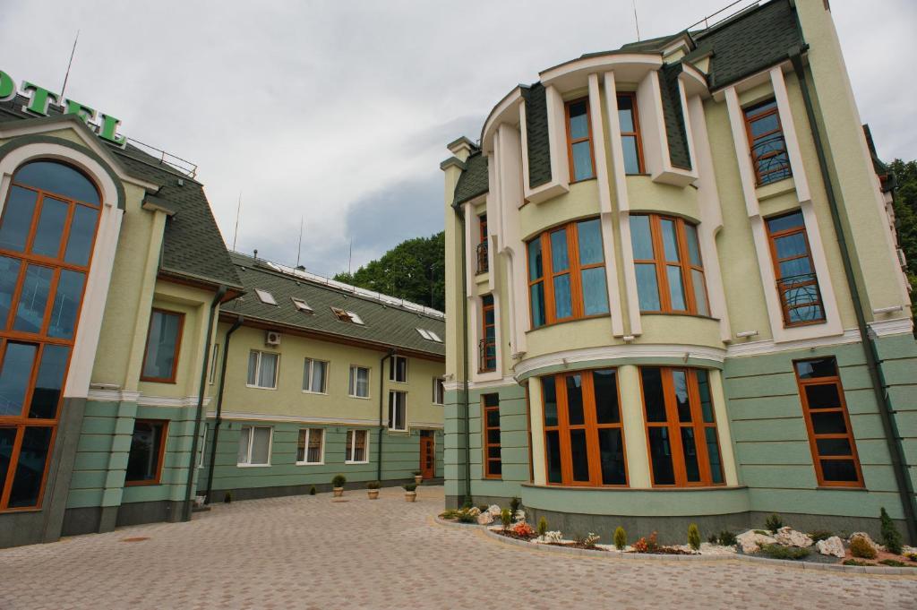 Karpaty Hotel คุสท์ ภายนอก รูปภาพ
