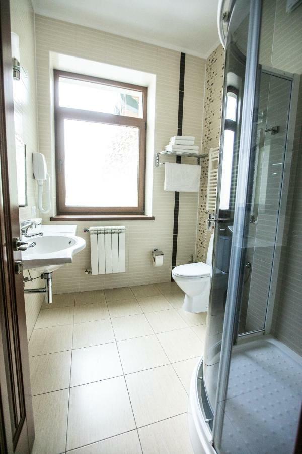 Karpaty Hotel คุสท์ ภายนอก รูปภาพ