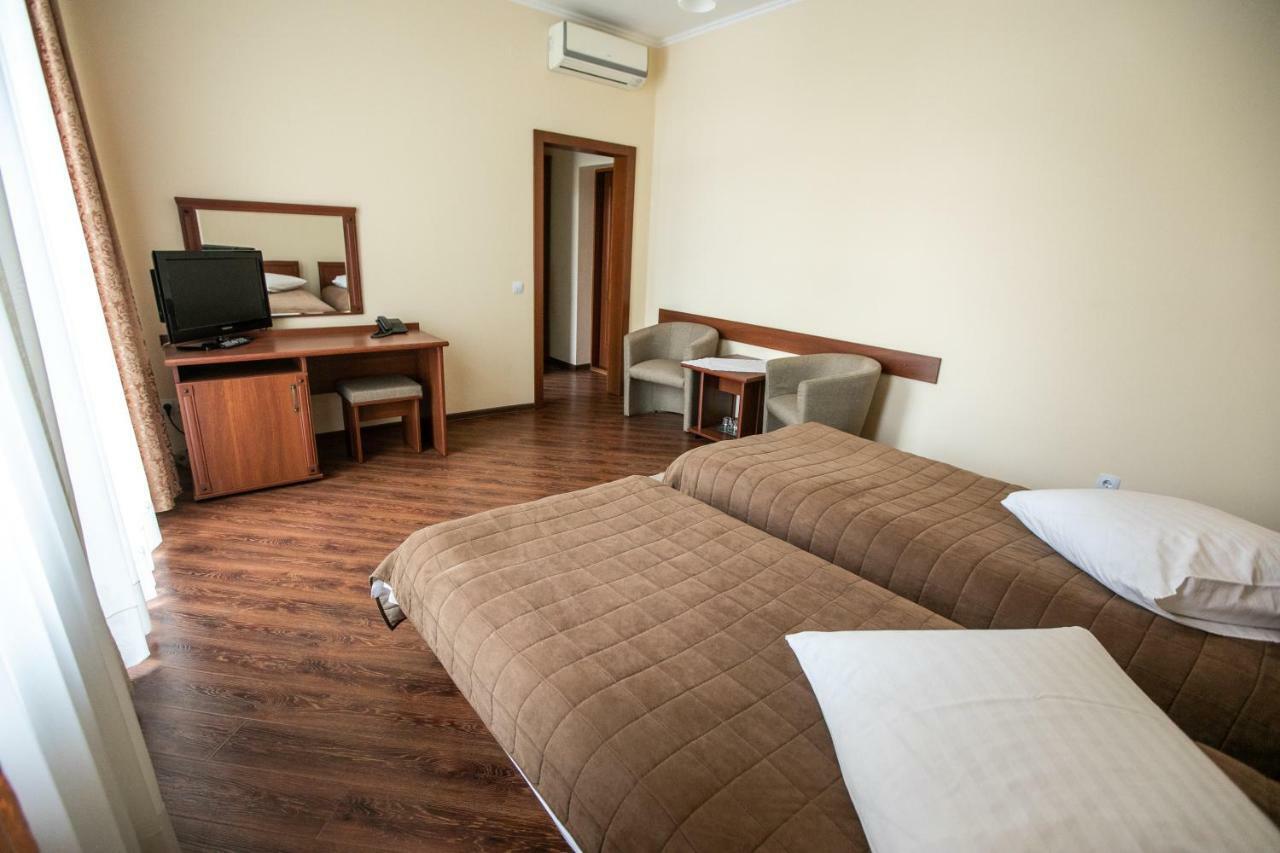 Karpaty Hotel คุสท์ ภายนอก รูปภาพ