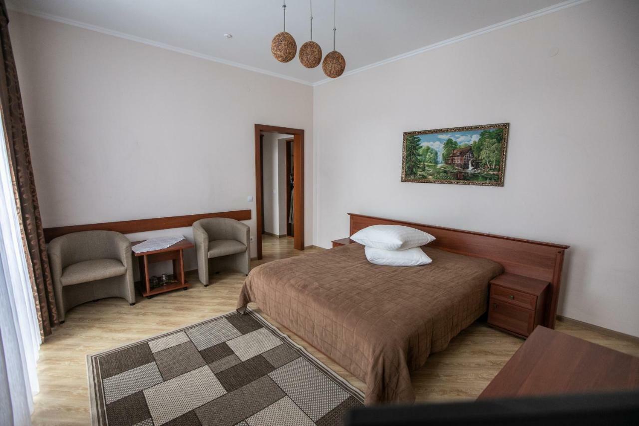 Karpaty Hotel คุสท์ ภายนอก รูปภาพ
