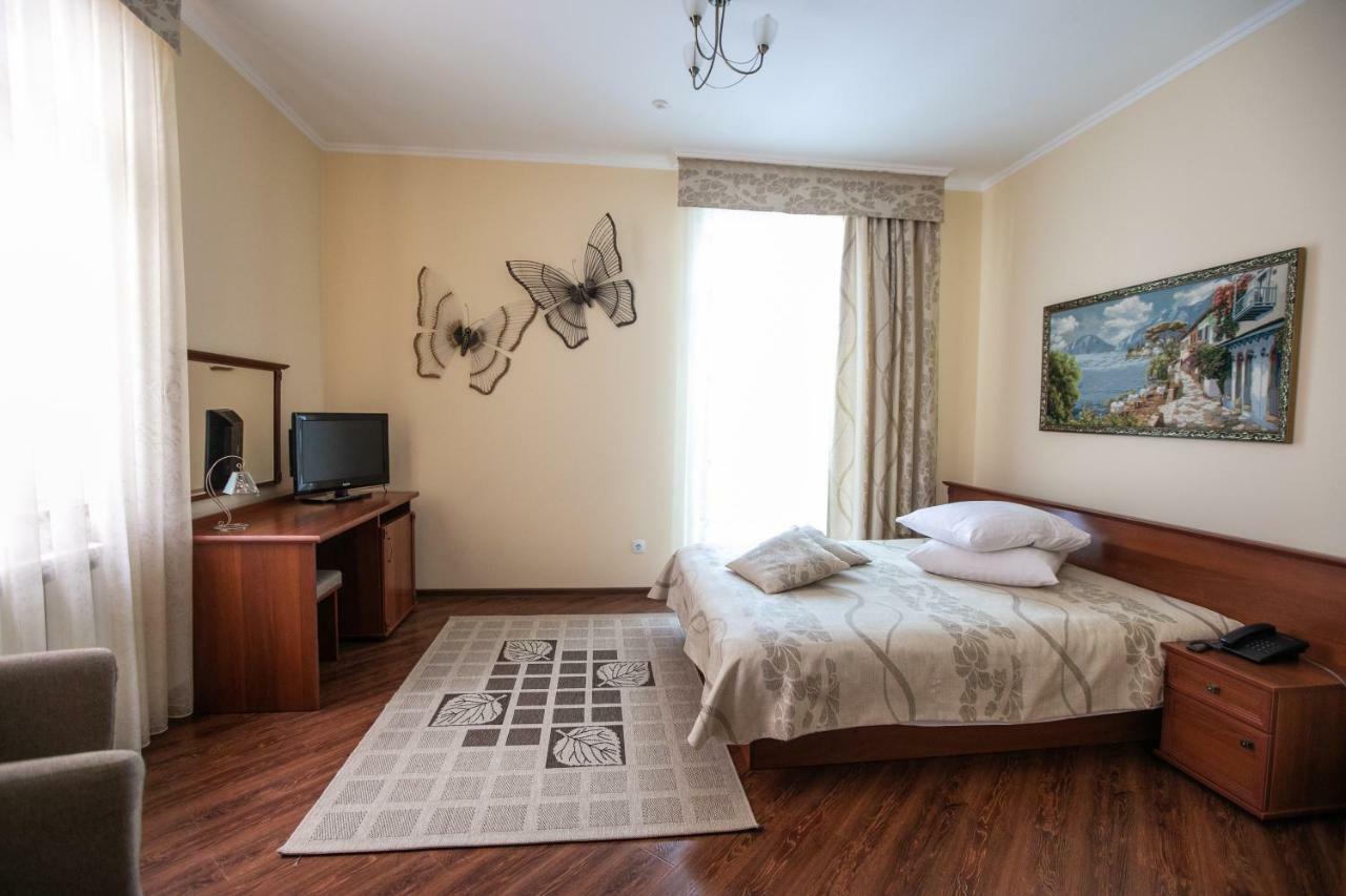 Karpaty Hotel คุสท์ ภายนอก รูปภาพ
